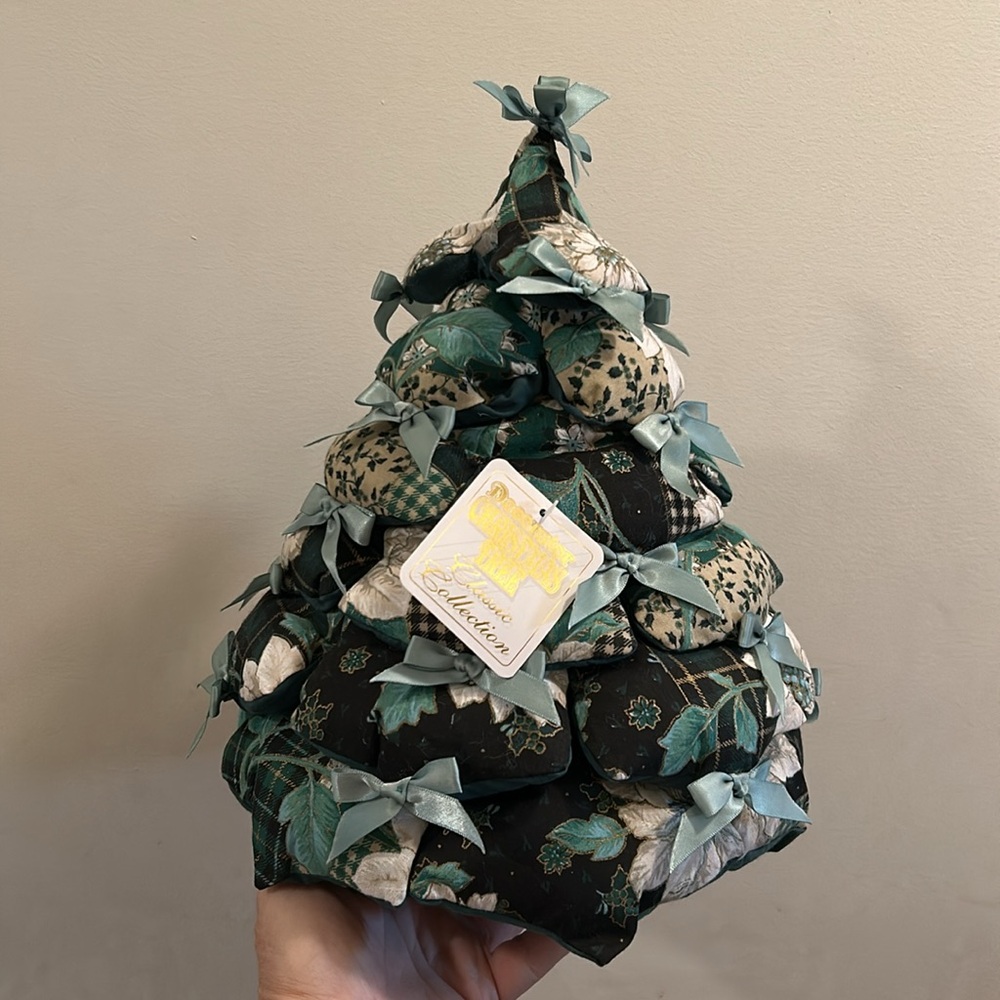 1997 Joelson Industries Fabric Poinsettia Decorator Christmas Tree W/Bow ties